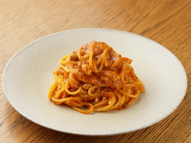 もっちもちの生パスタと、魚介類のおいしい部分を使用した『海老と白身魚のスパイシーボロネーゼ』