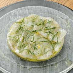月替わりの一品『枝豆入りワカモレと平目のカルパッチョ』