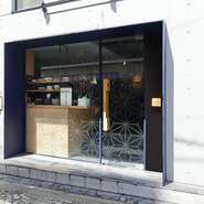 “東京の小さなパリ”とも称される神楽坂。そんな情緒あふれる石畳の小道が点在する路地の一画にあるのが【魚工房　としまや】です。魚介専門の創作料理と、自然派ワインの店です。