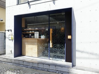 神楽坂の隠れ家。魚介専門の創作料理と、自然派ワインの店