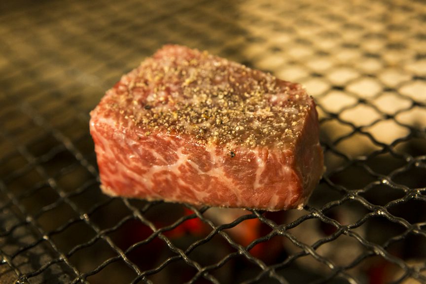しっとりと柔らかく、肉の旨みを楽しめる『A5黒毛和牛の炭火焼き』