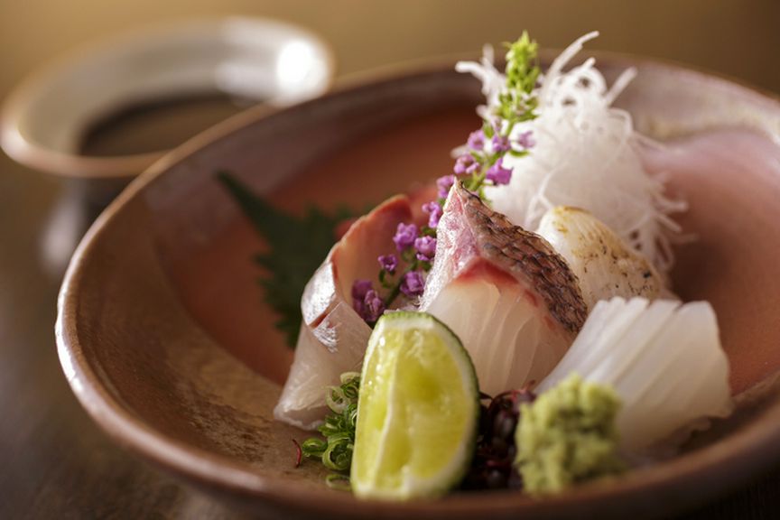 天然ものにこだわり、市場で厳選して仕入れる旬の魚