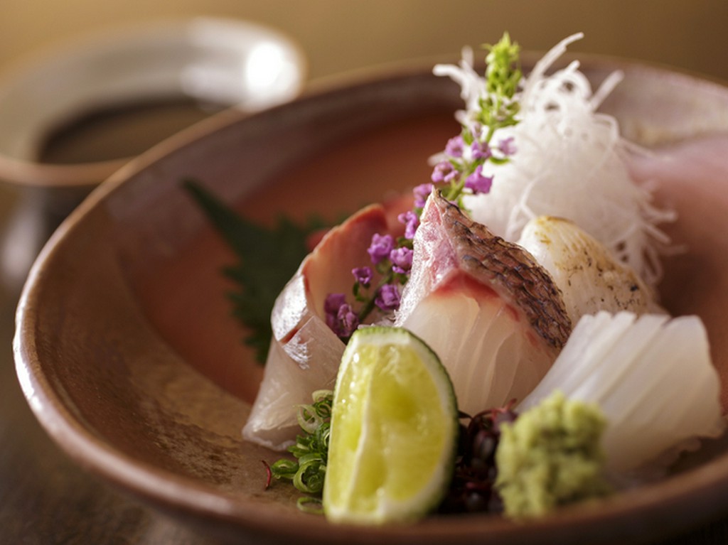 天然ものにこだわり、市場で厳選して仕入れる旬の魚