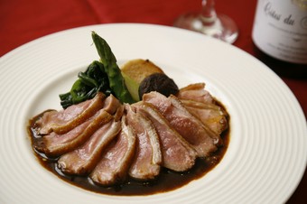 鴨胸肉のロゼ色ロースト　マデラソース