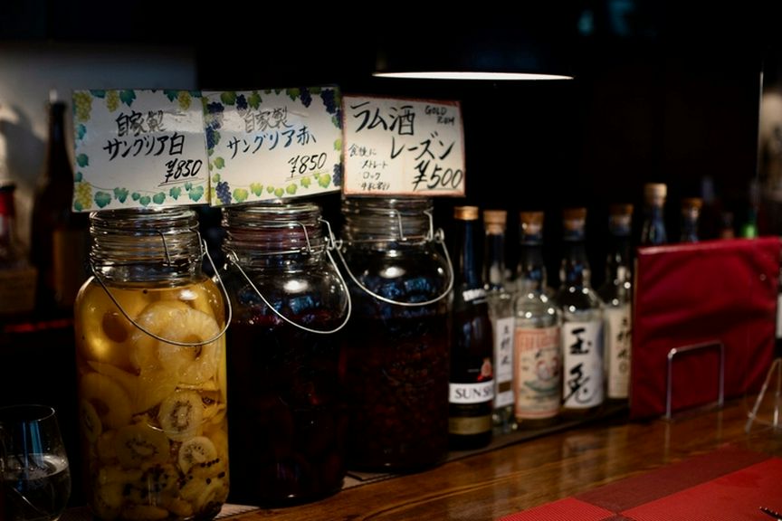 自家製サングリアほか豊富なドリンク。コース限定の飲み放題も