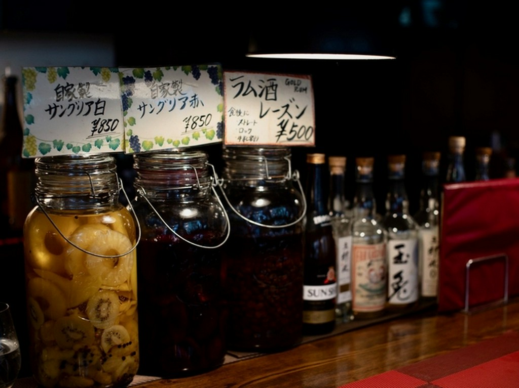 自家製サングリアほか豊富なドリンク。コース限定の飲み放題も