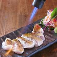 北陸を代表する高級魚を、リーズナブルな価格で提供するお店自慢の一品。富山湾より直送される鮮度抜群のノドグロを、ゲストの目の前で炙って提供。脂がたっぷりとのったノドグロはまさに絶品です。