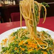 石川県産のカラスミをふんだんに振りかけた、リッチなペペロンチーノ。カラスミの塩気、豆苗の食感と、シンプルな味付けだからこそ、素材の旨み・個性が際立ちます。