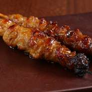 独自の方法で鶏皮を串に巻き付け3日間という時間をかけて、丁寧に仕上げます。3日間のうち「焼き」にかける回数は7回、本当に手間をかけて焼き上げます。皮が苦手な方でも一度口に入れたら2本3本イケちゃう鶏皮。