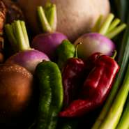 店主が長年かけて紡いだ絆により、鮪の名門仲卸「やま幸」など豊洲市場のトップクラスの専門業者から、その日一番の鮮魚が直送で店に到着。「とちぎ和牛」などの黒毛和牛、京都直送の京野菜なども充実しています。