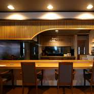 宇都宮の「もみじ通り」に広い敷地を構え、カウンター席・テーブル席・個室を用意。料理内容・価格帯とも幅広いコース料理があり、多様なニーズに対応します。中でも、昼・夜とも楽しめる『おまかせコース』が人気！