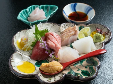 旬の天然魚介のおいしさを熟練の包丁技で届ける『季節のお造り』