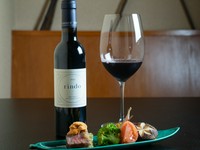 フランス産とカリフォルニア産を中心に、和食と好相性の味わいを選りすぐり、飲み頃をオンリスト。ナパヴァレーの至宝『ケンゾーエステイト』のフルライン、ブルゴーニュの銘醸ワインも揃います。