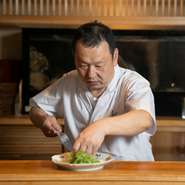 店主と女将さんを中心とする粋で温かなもてなしも、この店が長年愛される所以。ゲスト各々のシーンに寄り添う接客に加え、料理の温度帯に応じた提供のタイミングもきめ細やか。おいしい食事を心地よく楽しめます。