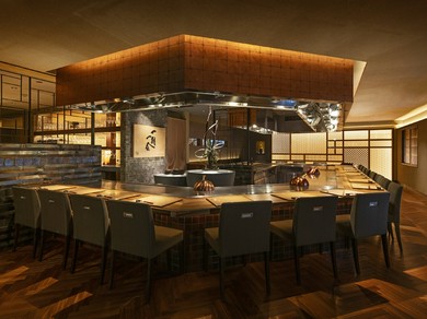 カウンター席でしっとりと、食事を楽しむ大人の時間