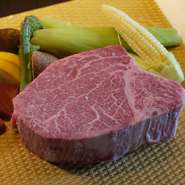 近江牛フィレ肉の中の最高級部位をお好みの焼き加減で。牛一頭から少量しか取れない希少部位、非常にやわらかく、旨味たっぷりなステーキ。コース、単品どちらでもご注文いただけます。