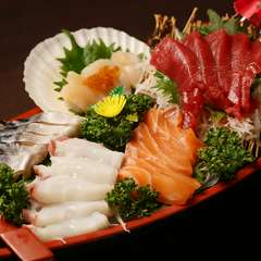 コストパフォーマンス抜群。豪華魚介の舟盛りは必見