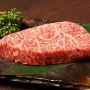 伝統の調理方法である陶板焼きに加えて、食材も黒毛和牛・地鶏といった日本が誇る食材を多数用意。日本ならではの食と文化の魅力を再認識できるメニューは、海外からの旅行客にもオススメです。