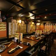 ゆったりと会話と料理を存分に楽しめる、落ち着いた雰囲気の店内。宴会向けのコース料理もあり、個室も完備されているため、ビジネス・プライベート問わず活躍してくれます。