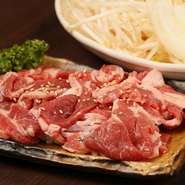 北海道を代表するグルメの一つ、ジンギスカン。メインのお肉は、上肩ラム肉を厚切りカットで提供。野菜付きのジンギスカンセットに、追加オーダー用のラム肉もあり。上質なラム肉を心ゆくまで味わえます。