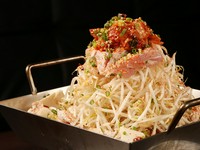 ヤミツキになるもつ鍋。もっちり鍋は、赤（ピリ辛のキムチ）白（コクの地鶏ダシ）黄（まろやかゴマ豆乳）からお選びいただけます。