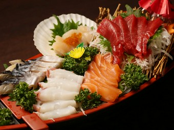旬を豪快に楽しむ。見逃せない逸品『豪華舟盛り』