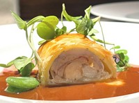 特別なシーンを彩る、華やかな一皿『オマール海老と帆立貝のパイ包み焼き：アメリケーヌソース』