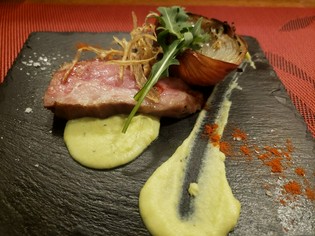 低温調理し炭焼きされたあか牛