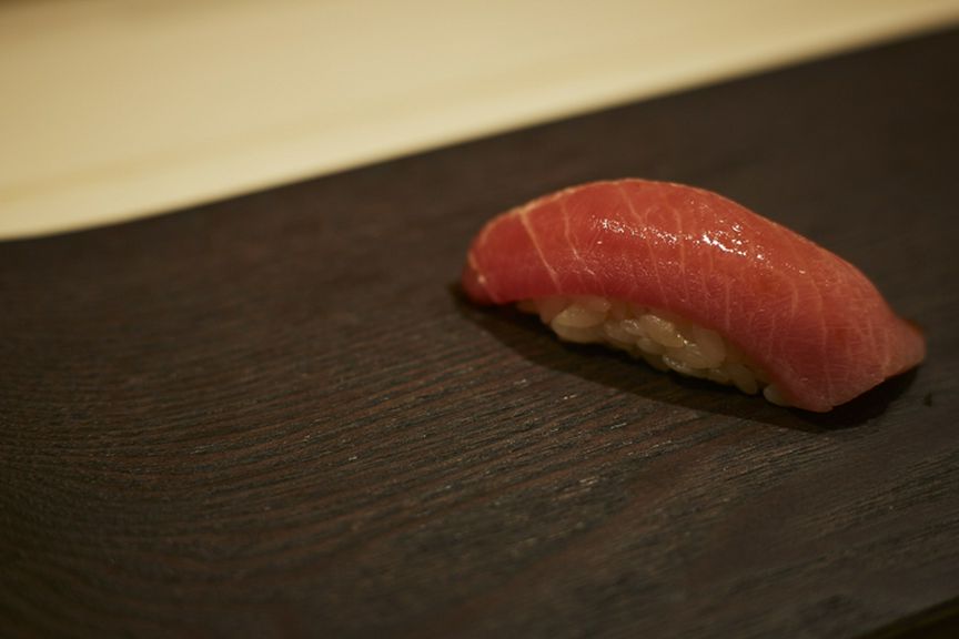 季節の食材と匠の仕事で楽しませてくれる、江戸前鮨