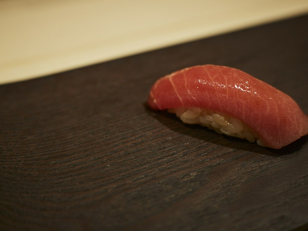 季節の食材と匠の仕事で楽しませてくれる、江戸前鮨