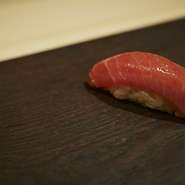 漬けやコハダ、穴子など、職人の仕事を感じる、伝統的な江戸前鮨に出合えます。厳しく目利きしたネタと3種の酢をブレンドしたシャリが、極上のハーモニーを奏でる一貫。気軽に味わえるランチの握りもオススメです。