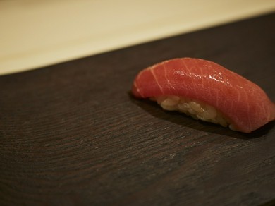 季節の食材と匠の仕事で楽しませてくれる、江戸前鮨