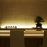 鮮やかな手つきで供される握りを、店主との会話を交えながら味わう至福のひとときを満喫できます。鮨と合わせて相乗効果があるお酒と共に。日本酒やワイン、シャンパン、果実酒など、多彩に取り揃えられています。

