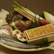 供されるのは、江戸前鮨の伝統を継承しながらも、枠にとらわれない発想で構成されるおまかせコース。旬の食材を使ったり、贅を尽くしたアレンジを加えたり、新しい発想で楽しませてくれます。大切な一席にも。