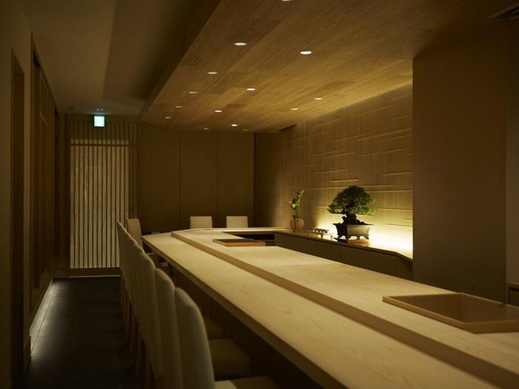 凜とした空気が満ちる、木曽檜一枚板のカウンター席