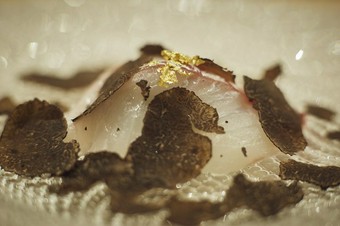 コースを盛り上げる一皿『白身魚のトリュフがけ』