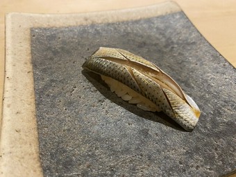 繊細な仕事を施した『握り　小肌』