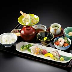 鮮魚の造里3種盛り・海老と野菜の天麩羅・選べるデザートなどを気軽に楽しめる『和御膳』