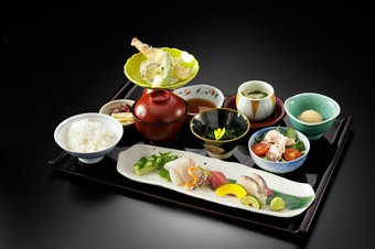 鮮魚の造里3種盛り・海老と野菜の天麩羅・選べるデザートなどを気軽に楽しめる『和御膳』