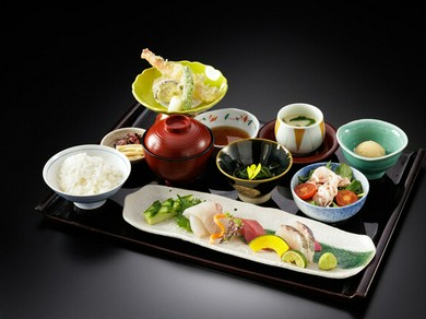 鮮魚の造里3種盛り・海老と野菜の天麩羅・選べるデザートなどを気軽に楽しめる『和御膳』