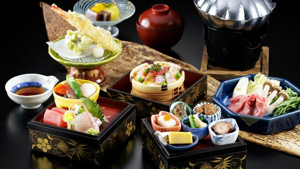 前菜盛りから鮮魚2種・ちらし寿司・和牛ロース鍋などを味わう豪華御膳『三段御膳 乙姫』