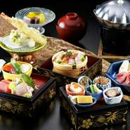昼の接待や会食にオススメ。『季節の前菜盛り合わせ』や『造里本日の鮮魚2種』など、その日一番の食材を使用した和食ランチ。一皿一皿に、旬の息吹にあふれた素材がふんだんに使用されています。