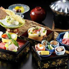 前菜盛りから鮮魚2種・ちらし寿司・和牛ロース鍋などを味わう豪華御膳『三段御膳 乙姫』