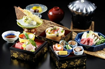 前菜盛りから鮮魚2種・ちらし寿司・和牛ロース鍋などを味わう豪華御膳『三段御膳 乙姫』