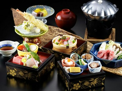 前菜盛りから鮮魚2種・ちらし寿司・和牛ロース鍋などを味わう豪華御膳『三段御膳 乙姫』