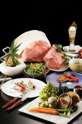 黒筋オムレツ・旬魚の鉄板焼・特選黒毛和牛（フィレ100g又はロース120g）など職人技が生む多彩な鉄板焼