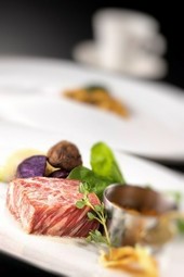 前菜3種から蝦夷鮑・黒毛和牛サーロイン70gなど鉄板焼を楽しむ満足プラン