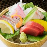 和食料理長自ら厳選した鮮魚を使用した、コース内の一品『造里』。春夏秋冬、季節の鮮魚を、彩り豊かに盛り付けた一皿です。中でも豊洲市場から仕入れる本鮪は絶品です。