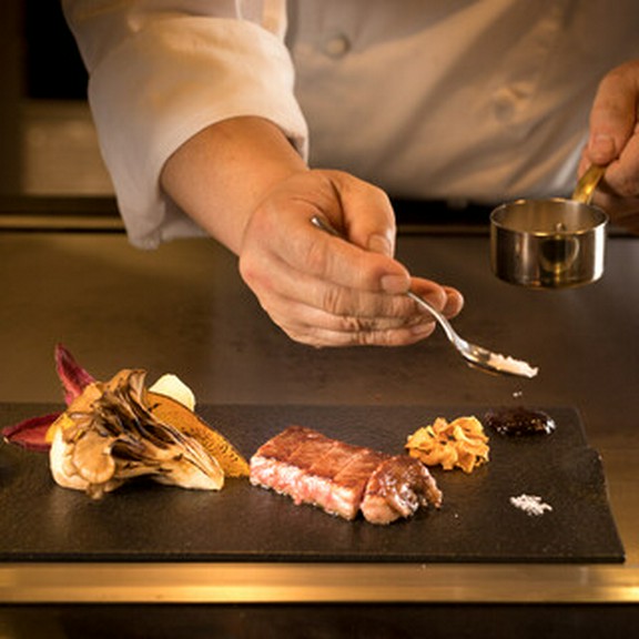 黒毛和牛の鉄板焼と、カウンターで味わう職人の寿司を堪能