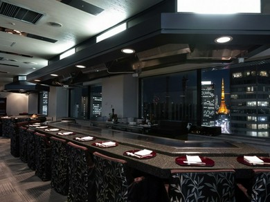 大都会の美しい夜景を楽しめ、落着いたインテリアでくつろげる